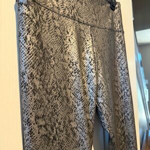 Vera Wang Faux Leather Snakeskin Pattern Leggings. Size Medium Black Silver